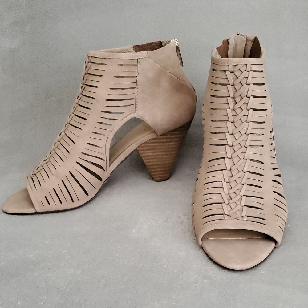 🆕️ VINCE CAMUTO Eldora Almond Biege Soft Vintage Chunky Heel Sandals SIZE: 10M